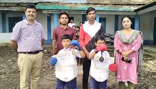 ক্যারাটেতে পদক জয় ৩ খুঁদের