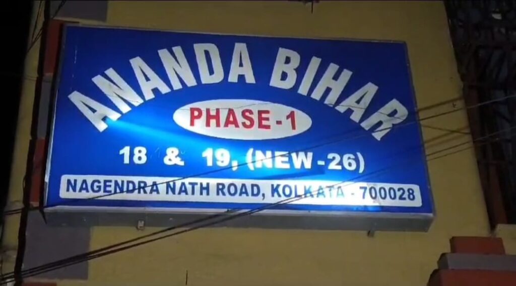 আবাসনে অদ্ভুত আচরণ মহিলার