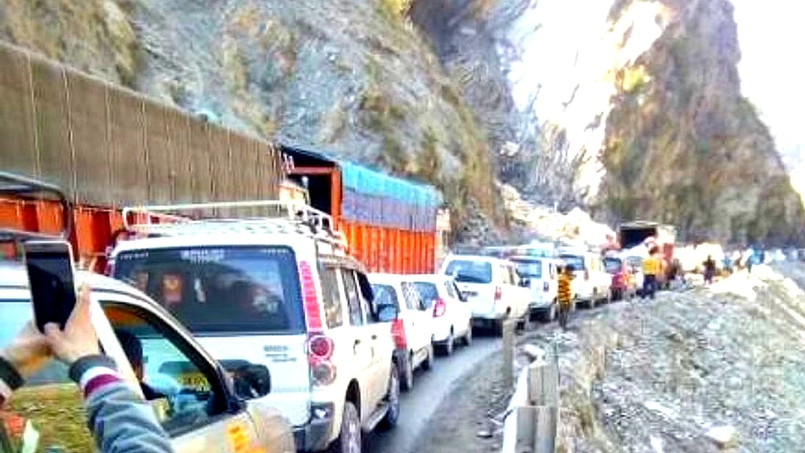 Tourists trapped due to avalanches in Jammu and Kashmir