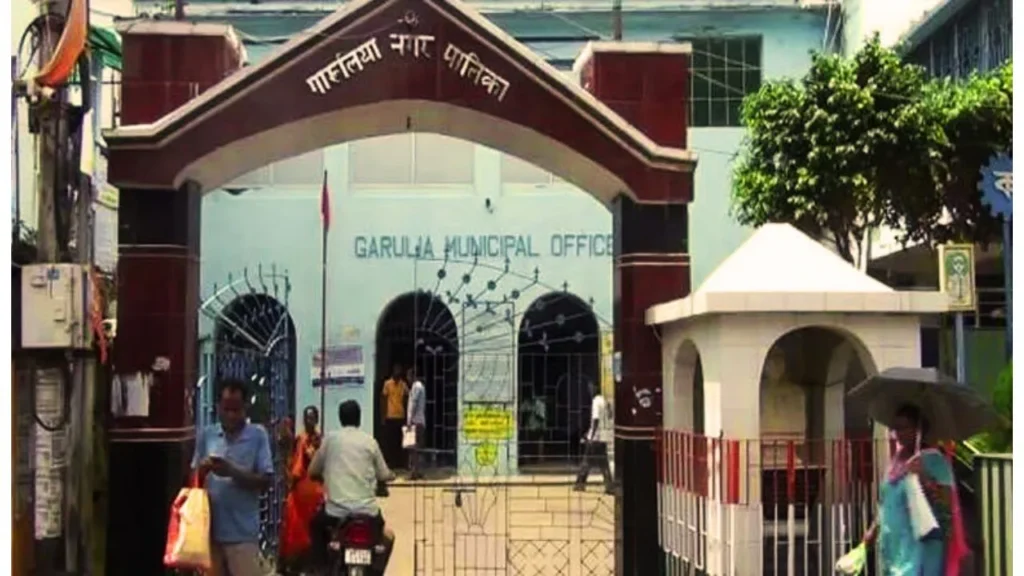 Cleaning workers on strike to demand salary increase