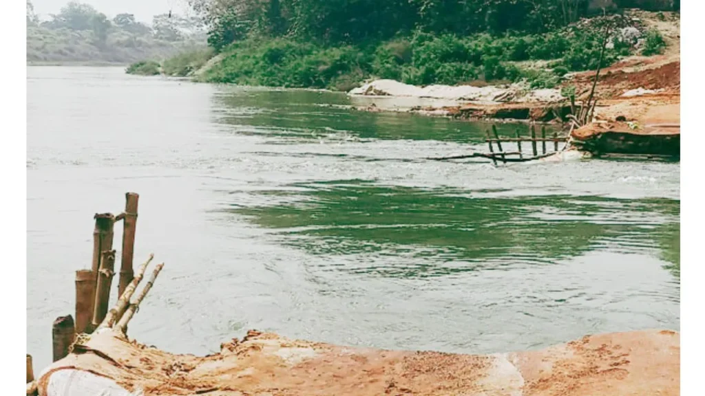 The temporary bridge has been washed away, the residents are fuming with anger
