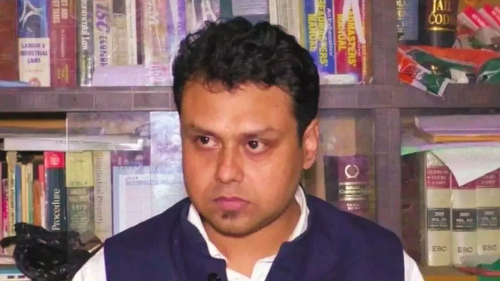 Burglary at Kausthav Bagchi's house, theft of important documents of the case