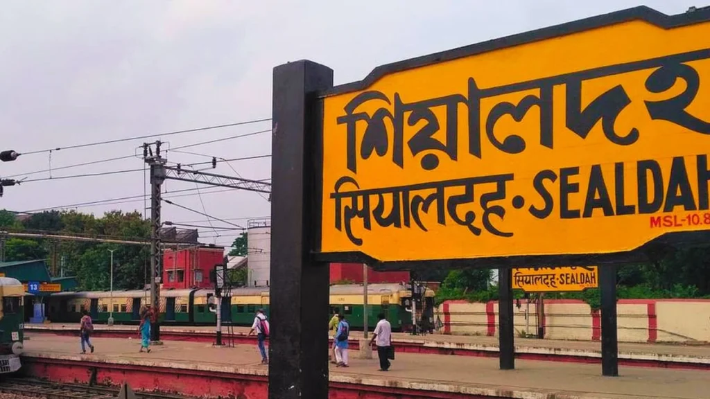 buy cashless ticket at Sealdah station