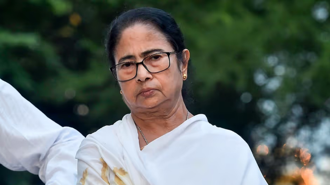 mamata-banerjee-surprise-visit-health-building-doctors-protest