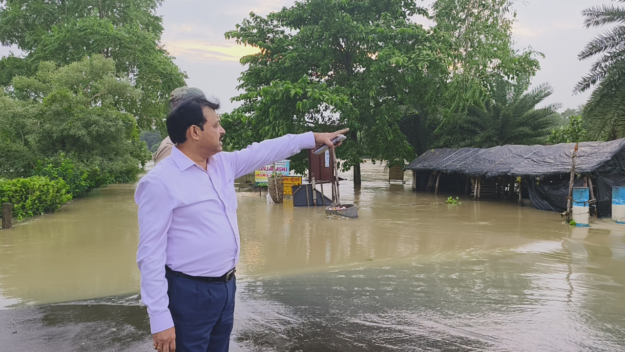 স্পিডবোট উল্টে বিপত্তি লাভপুরে, ১২ জন আধিকারিক পড়লেন জলে