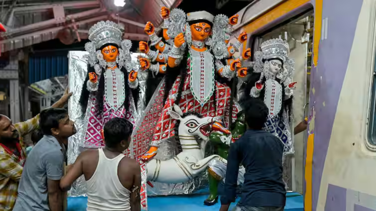 durgapuja-preparations-amidst-controversy-in-kolkata