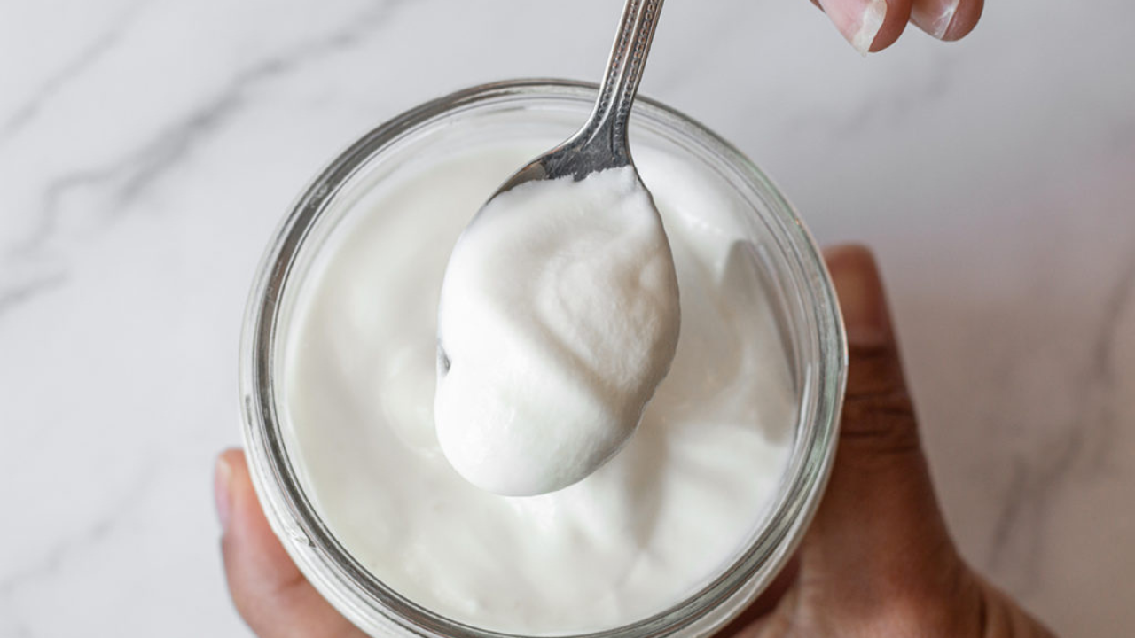 eating-curd-at-night-health-benefits-and-tips