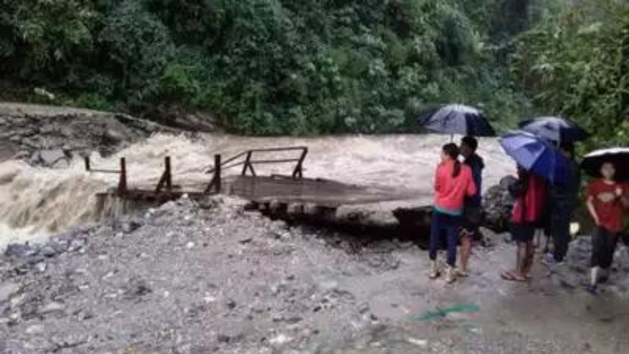 darjeeling-disaster-pujo-rain
