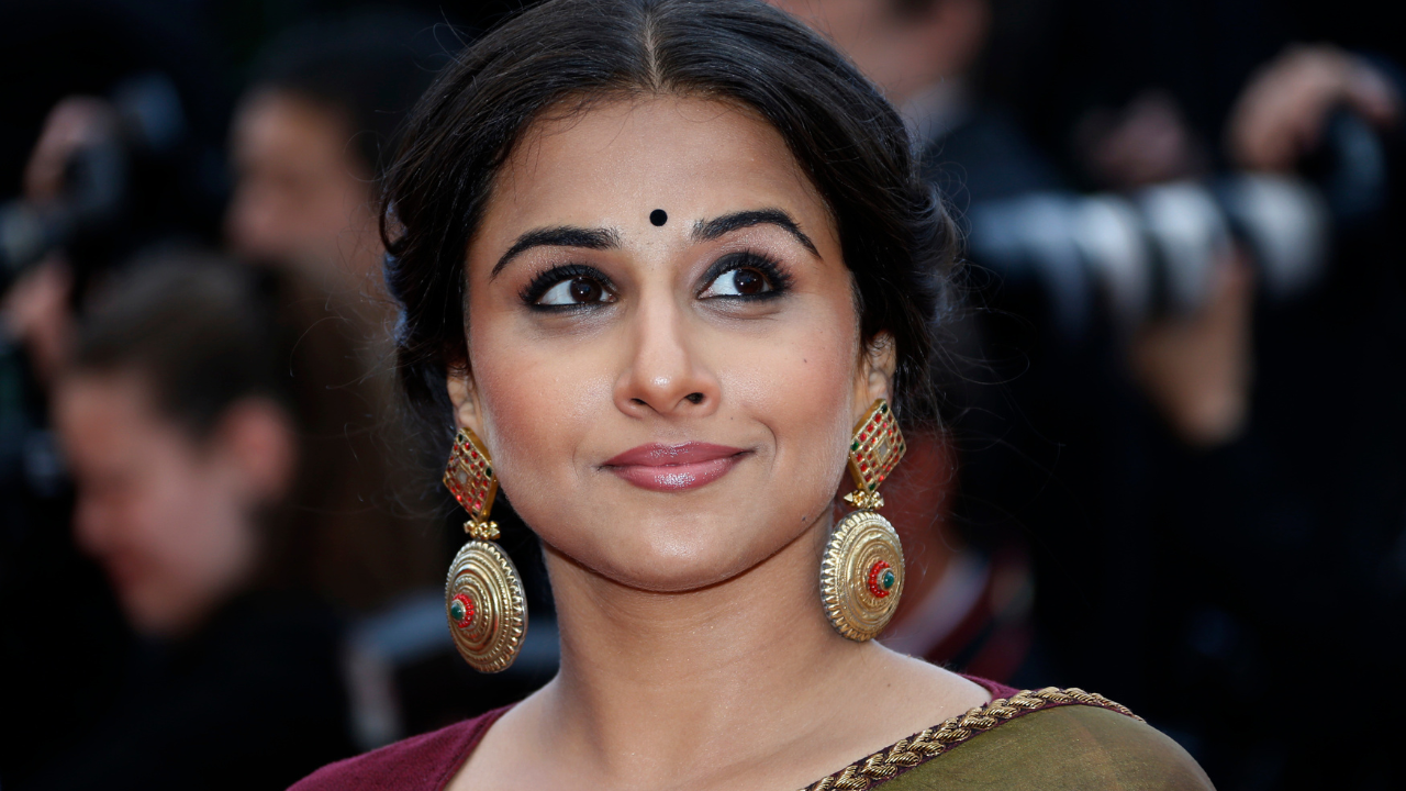 vidya-balan-kolkata-street-black-cloth