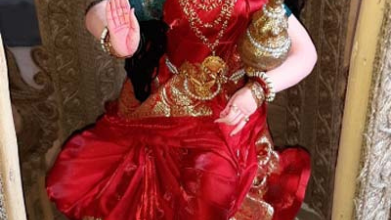 artist-teacher-lakshmi-idol