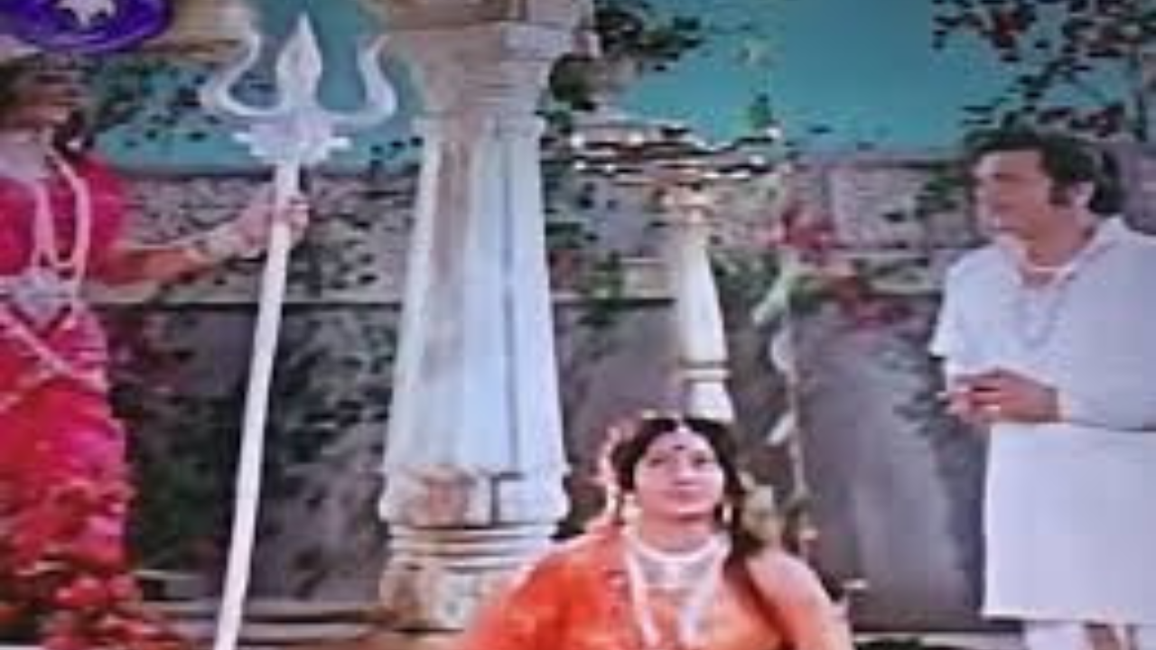 প্রেক্ষাগৃহের দর্শকরা জুতো খুলে প্রবেশ