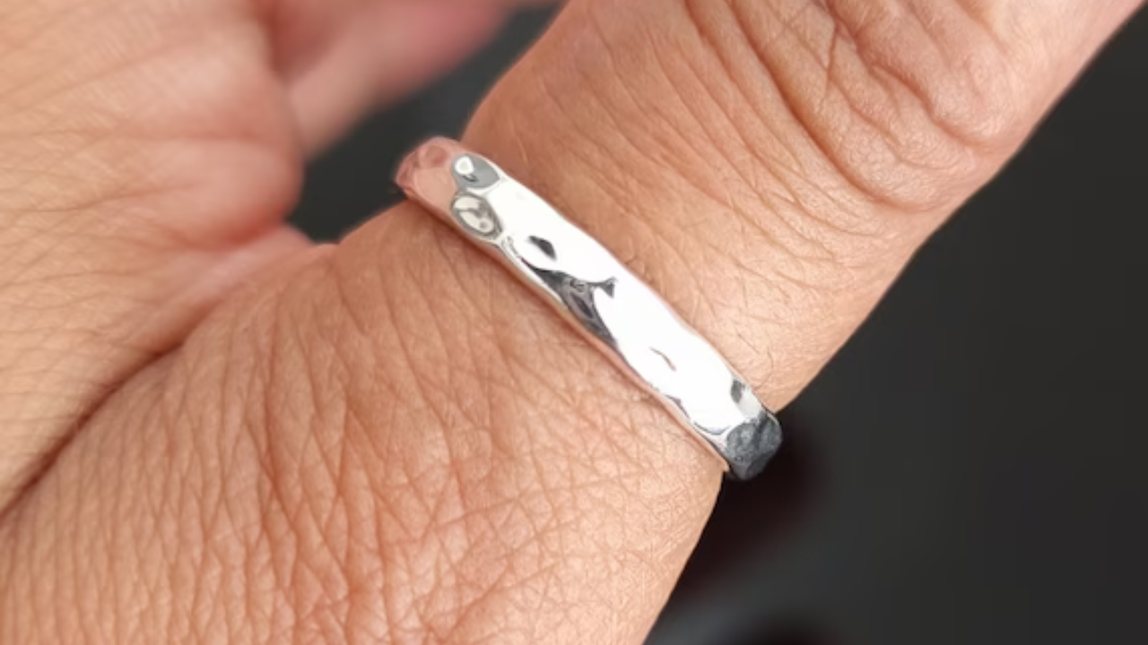 বুড়ো আঙুলে রুপোর আংটি