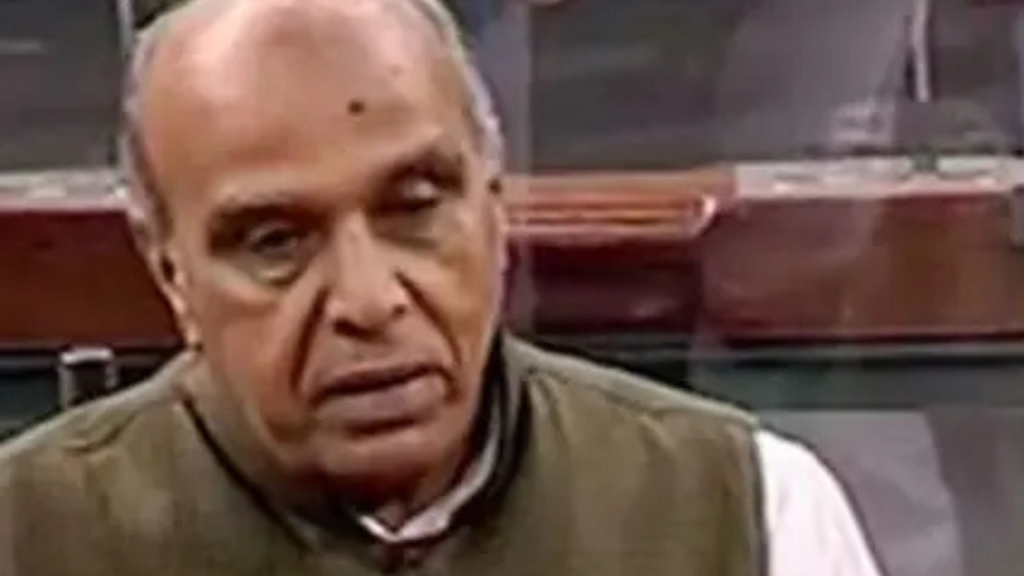 তৃণমূল নেতা কল্যাণ বন্দ্যোপাধ্যায় বোতল ছুঁড়ে মারলেন চেয়ারম্যানকে