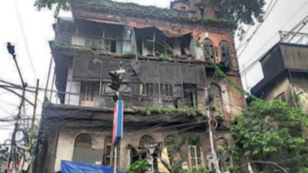 বিপদজনক বাড়ি