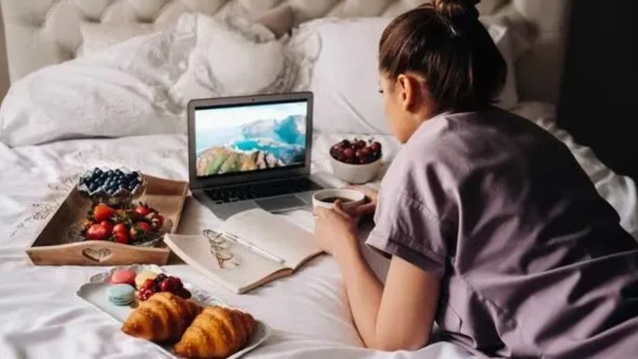 খাবার খাচ্ছেন বিছানায় বসে?