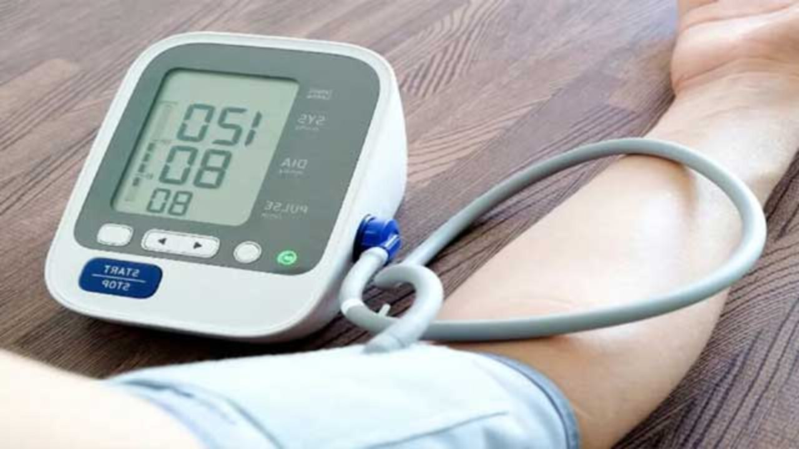 প্রেশার মাপছেন বাড়িতে