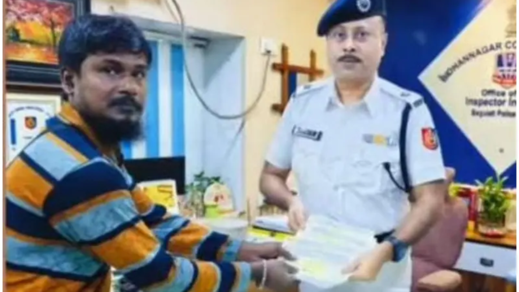 ১৫ লক্ষ টাকার চেক