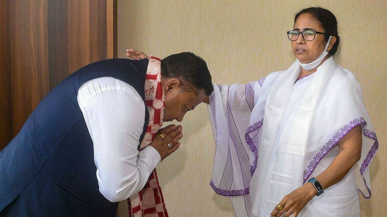 মমতার দার্জিলিং সফরঃ পাহাড়ে তৃণমূলের নতুন ভরসা অনীত থাপা