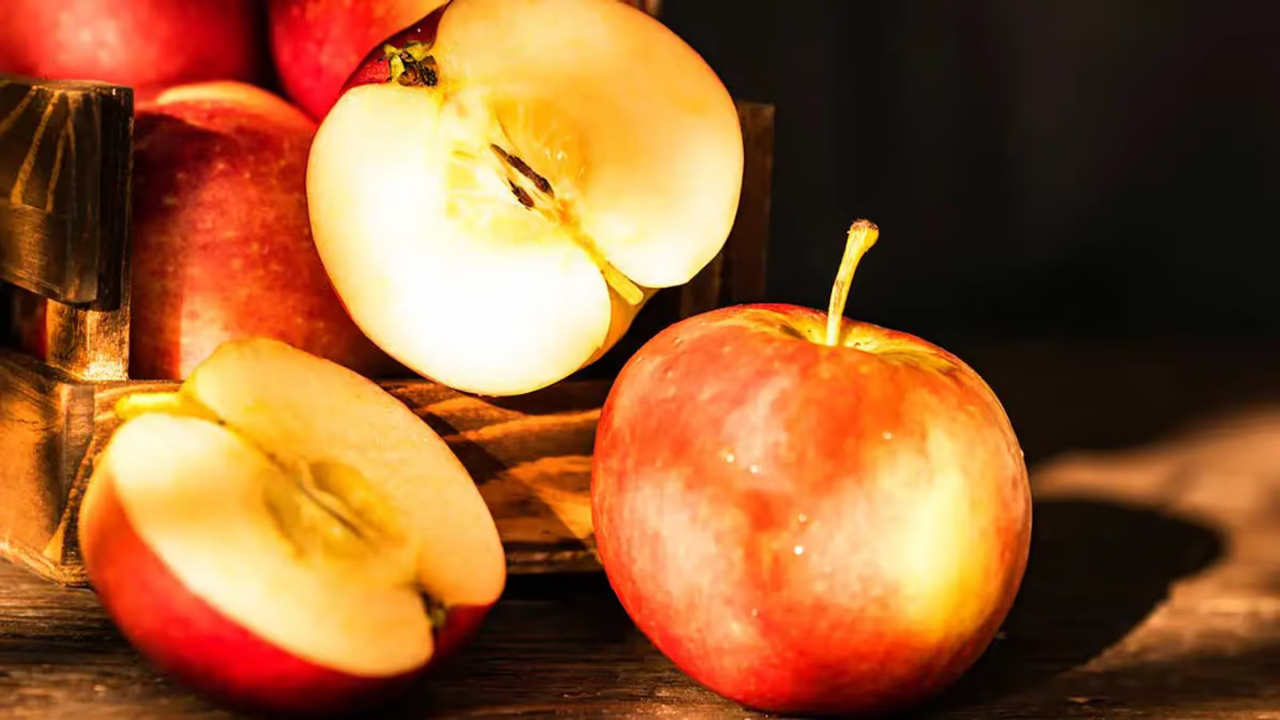 আপেল কিছুক্ষন কেটে রাখলেই কালো হয়ে যাচ্ছে?