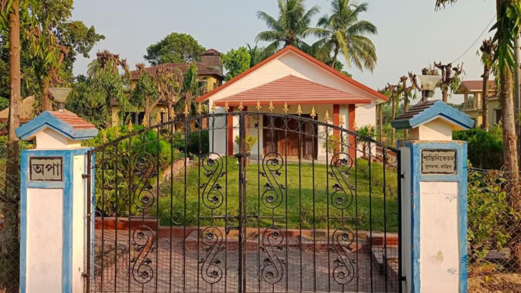 শান্তিনিকেতনে ‘অপা’-র বাড়ির গেটে ভাইরাল ব্যানার