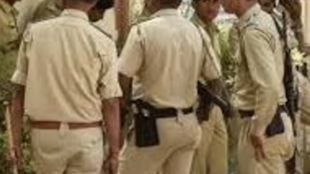 পশ্চিমবঙ্গ পুলিশ এবং তৃণমূলের সম্পর্ক নিয়ে উত্তপ্ত বিতর্ক