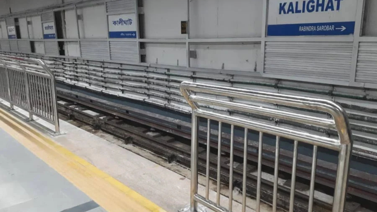 কালীঘাট মেট্রো স্টেশনে গার্ডরেল বসানোর উদ্যোগে নয়া সমস্যা