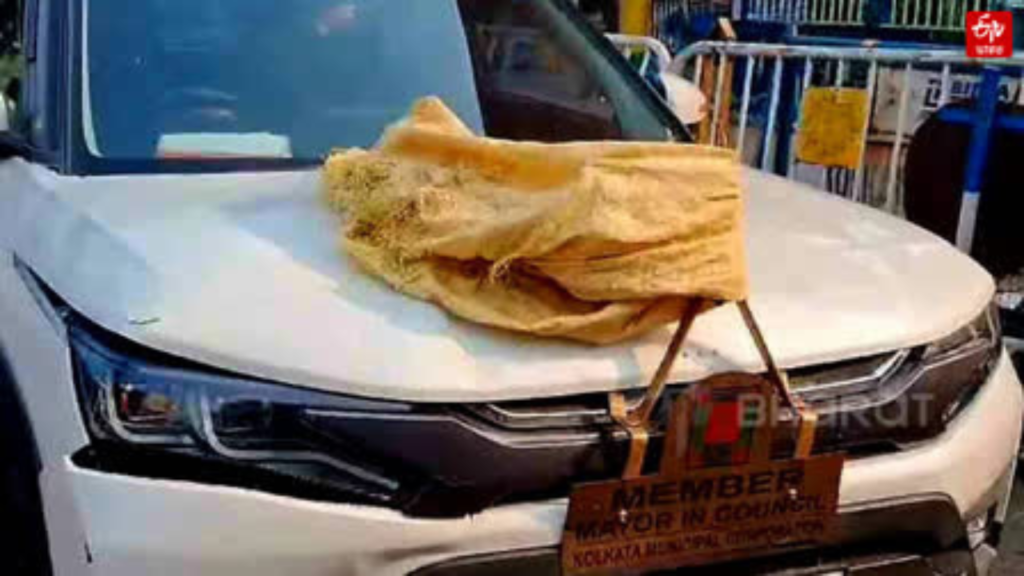 কলকাতা পুরসভার এমআইসির গাড়ির ধাক্কায় আহত বৃদ্ধা