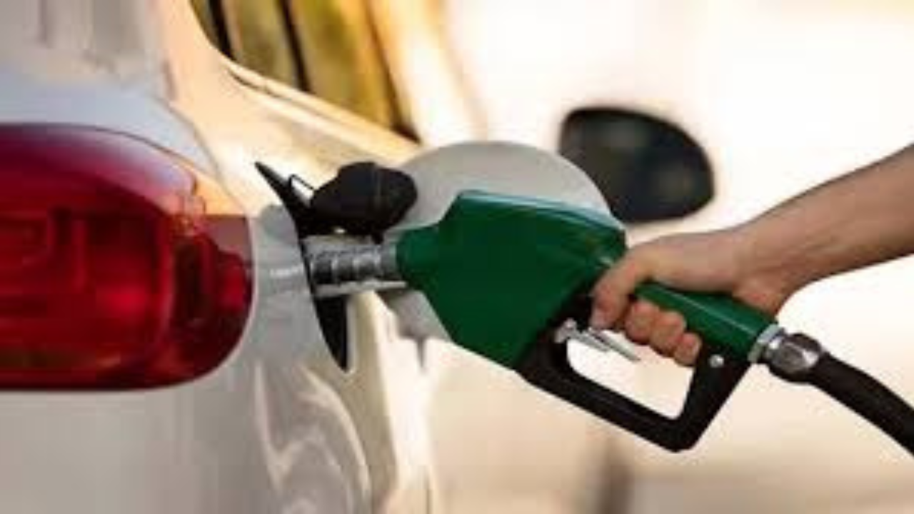 বিশ্ববাজারে তেলের দাম কমলেও ভারত থেকে রফতানি বেড়েছে ১২১%