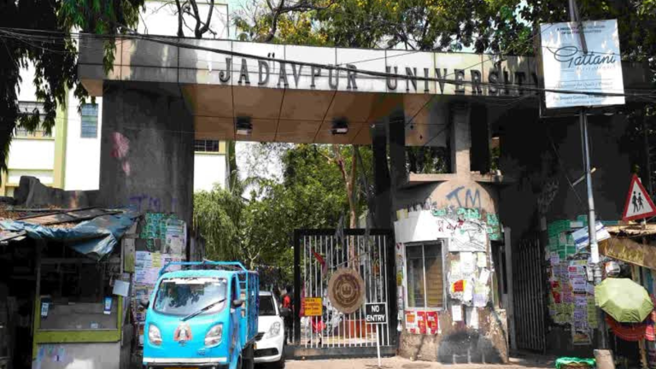 যাদবপুর বিশ্ববিদ্যালয়ে পরীক্ষার খাতায় অস্বাভাবিক নম্বর দেওয়া নিয়ে বিক্ষোভ ও শোকজ