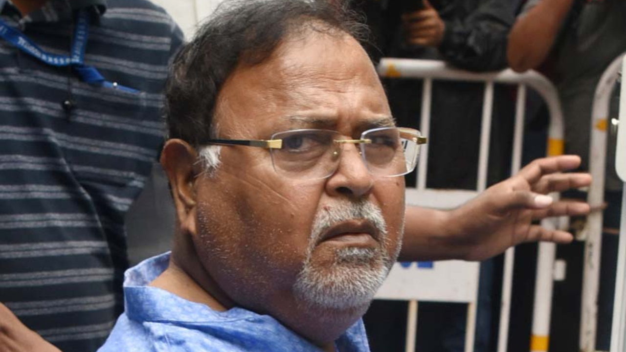 পার্থ চট্টোপাধ্যায়ের দুর্নীতি মামলায় সুপ্রিম কোর্টে ইডির বিরুদ্ধে প্রশ্ন