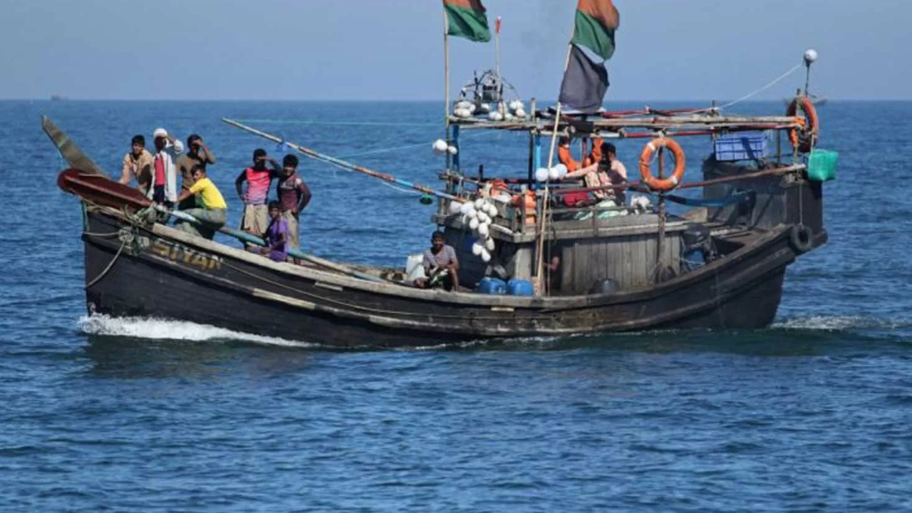 মৎস্যজীবীদের নিরাপত্তায় ইসরোর প্রযুক্তিতে তৈরি উন্নত প্রযুক্তির যন্ত্র