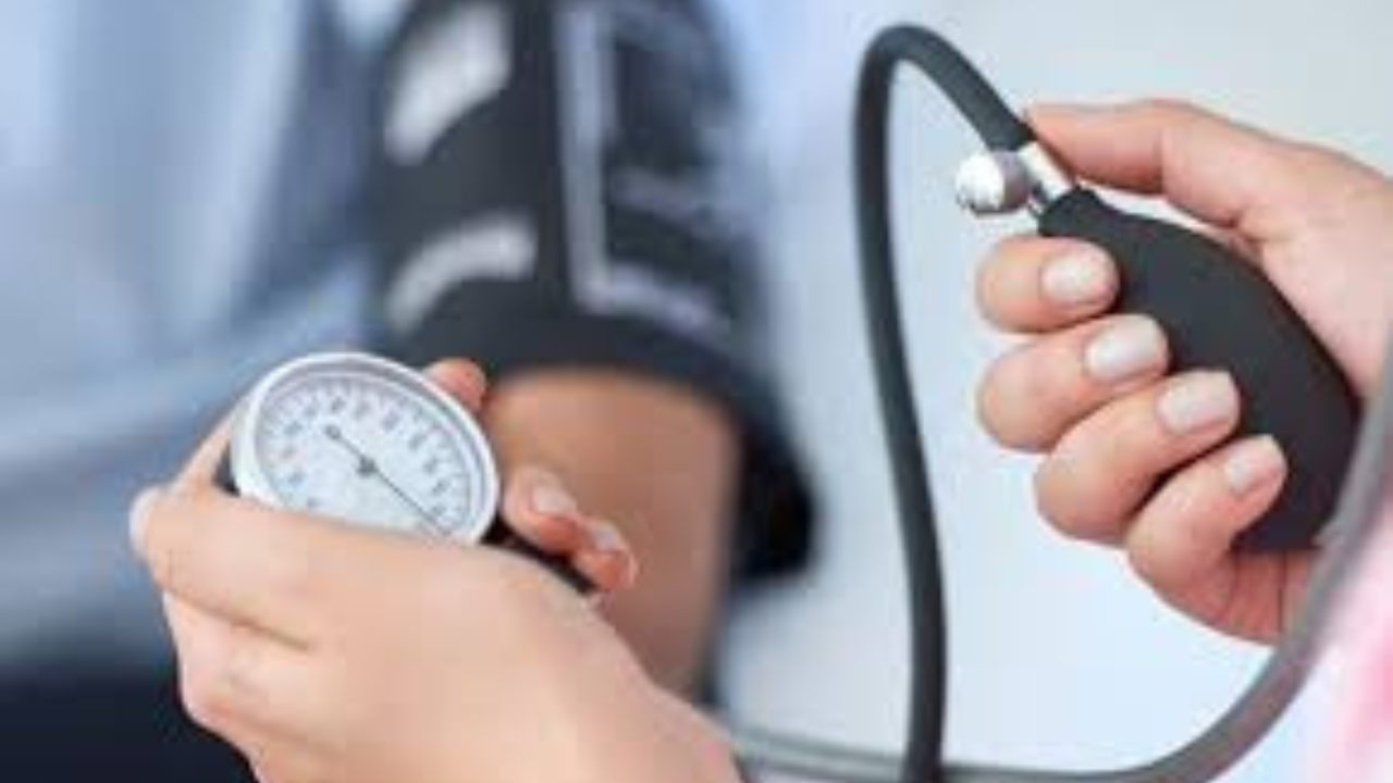 নিম্ন রক্তচাপ নিয়ন্ত্রণের ৫ কার্যকরী উপায়