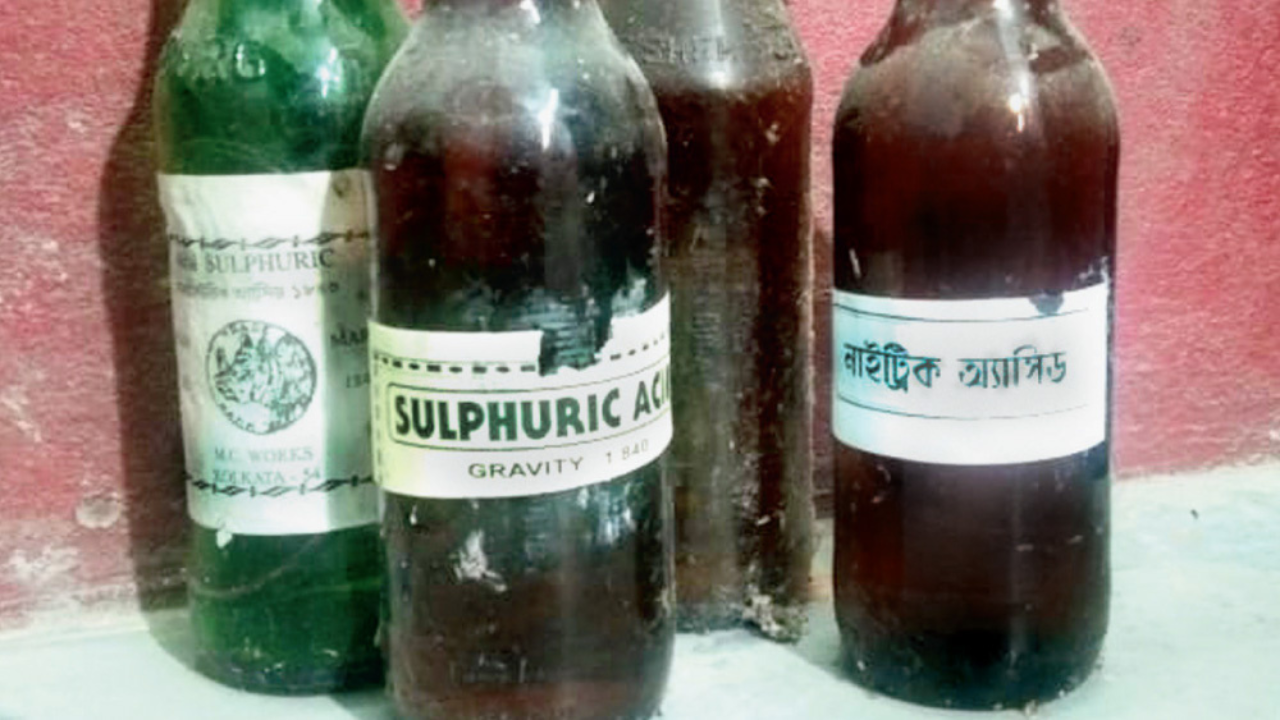 অ্যাসিড হামলায় আতঙ্ক