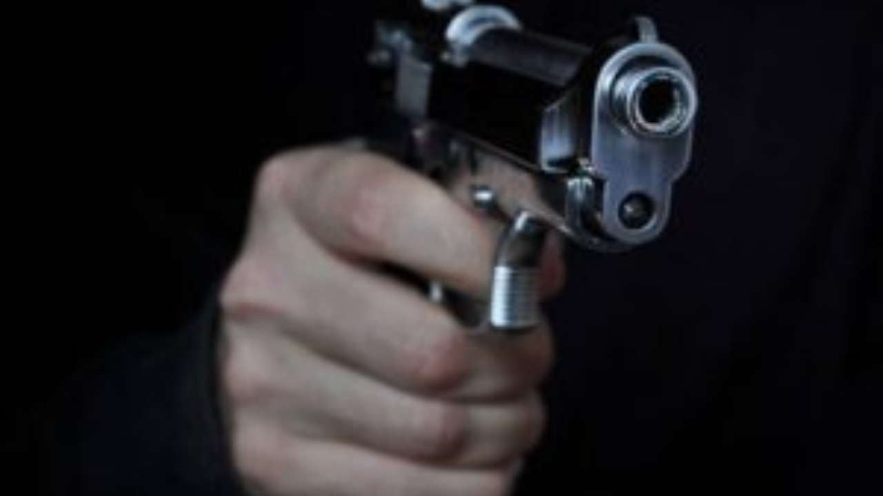 মাছ ব্যবসায়ীকে লক্ষ্য করে গুলি