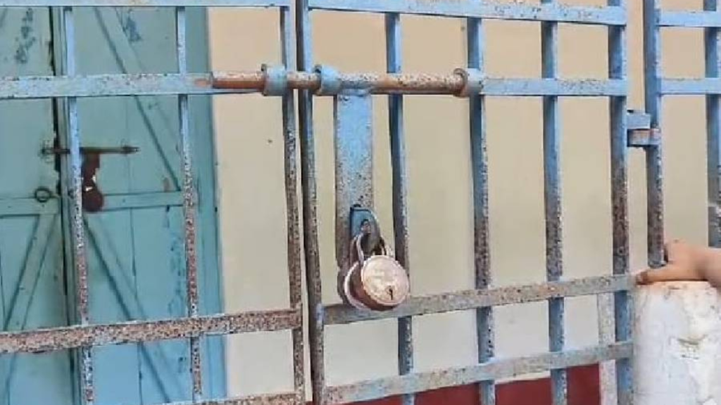 জামাকাপড় খুলে মারধর