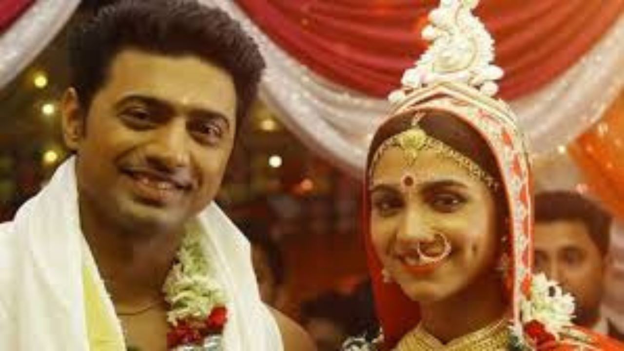 দেবের পোস্টে বিয়ের শোরগোল