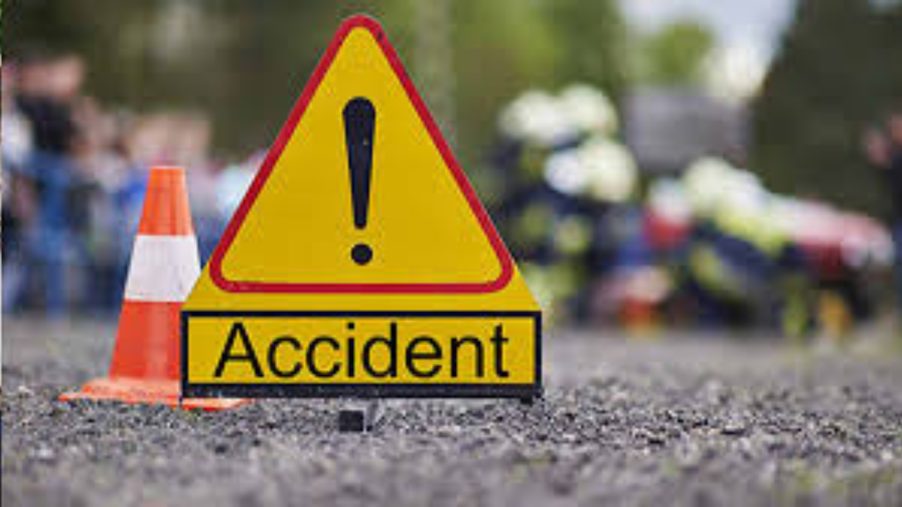 উলটে গেল প্রাইভেট গাড়ি