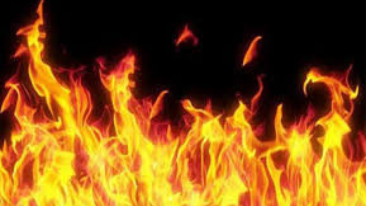 স্ত্রীর গায়ে আগুন