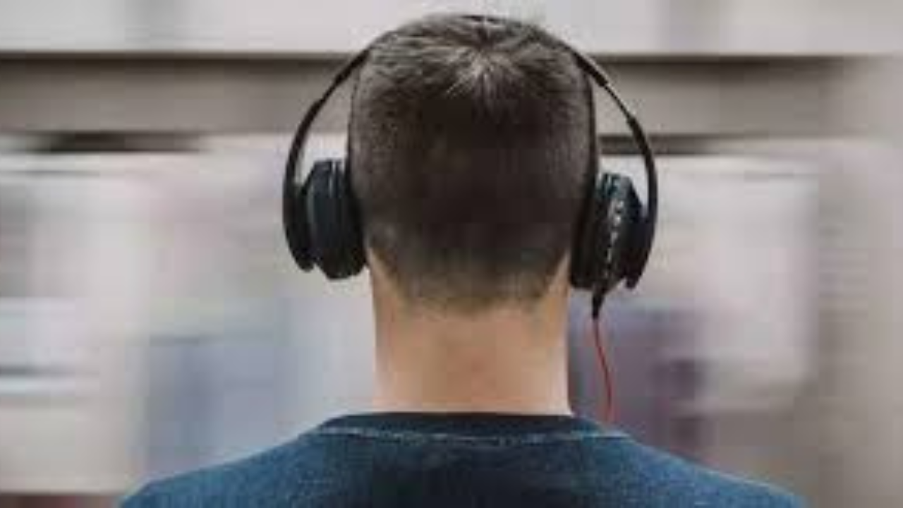 ইয়ারফোনে জোরে গান শোনা অভ্যাস