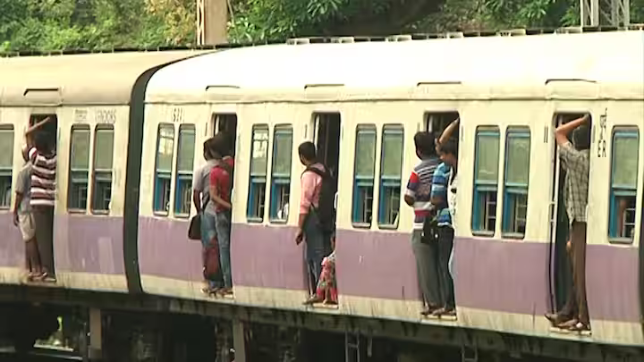 থুথু ফেলার শাস্তিঃ পূর্ব রেলের কঠোর অভিযান!