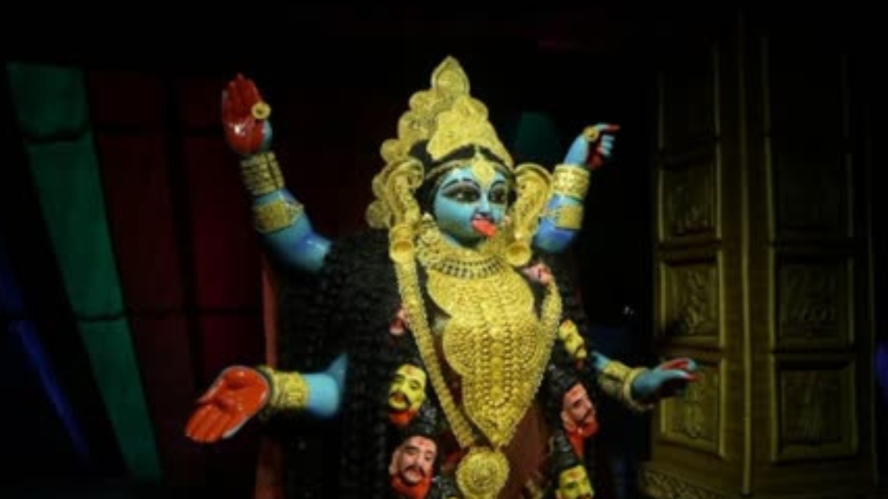 দক্ষিণ কলকাতার কালীপুজো মণ্ডপে তৃণমূল কাউন্সিলরের কোন্দলে ভাঙচুর