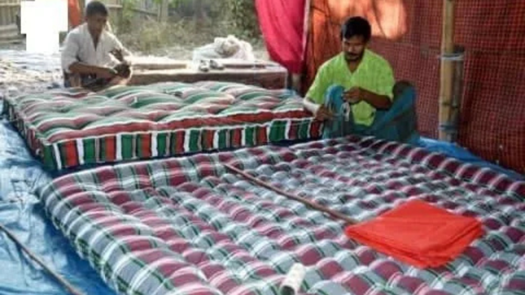 শীতের শুরুতে দক্ষিণ দিনাজপুরে লেপ-তোশক বানানোর ব্যস্ততা