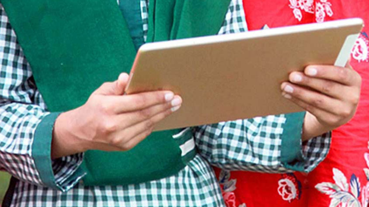 হরিশ্চন্দ্রপুরের স্কুলে ট্যাবের বরাদ্দ টাকা নিয়ে চাঞ্চল্যকর অভিযোগ