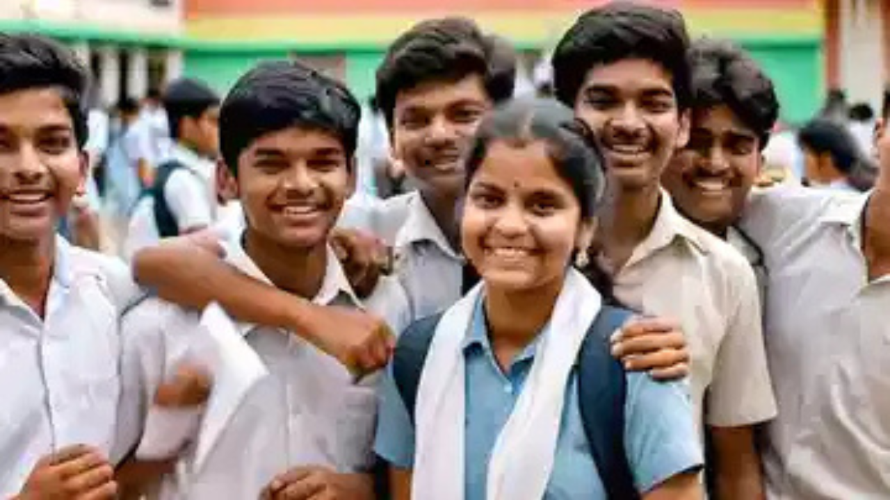 নাবালকের হাতে ট্যাবের টাকা লেনদেন