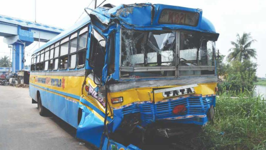 কমিশন প্রথার জেরে কলকাতার বাসে রেষারেষির ফলে দুর্ঘটনা