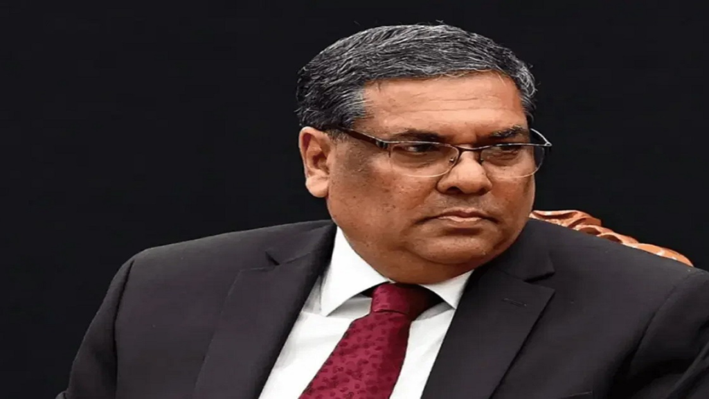 পরিবারের ইচ্ছার বিরুদ্ধে গিয়ে বিচারপতি সঞ্জীব খান্না