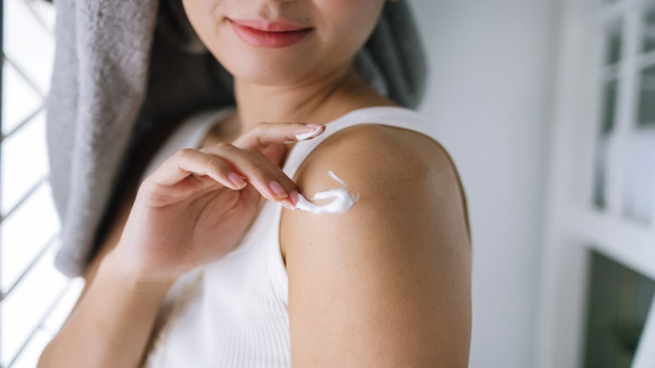 ত্বকের শুষ্কতা দূর করতে আপনাদের জন্য রইল ১০টি সেরা প্রাকৃতিক ময়েশ্চারাইজার