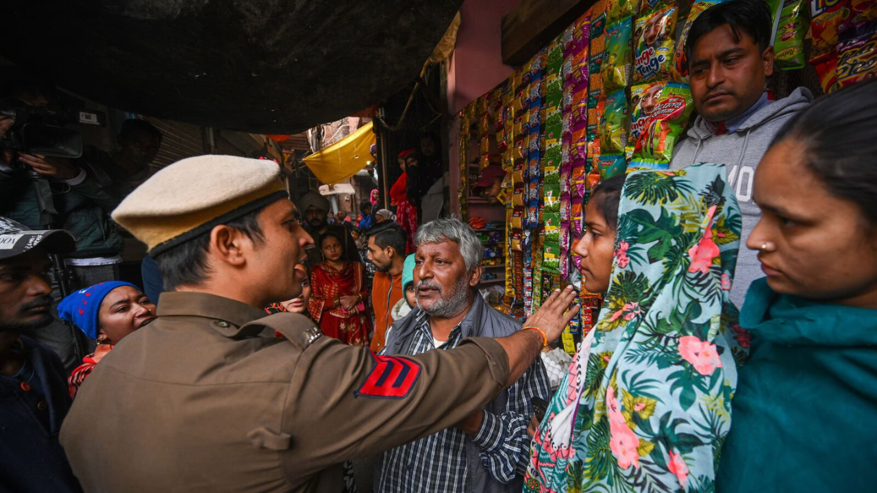 বেআইনি বাংলাদেশিদের ধরতে দিল্লিতে কড়া অভিযান