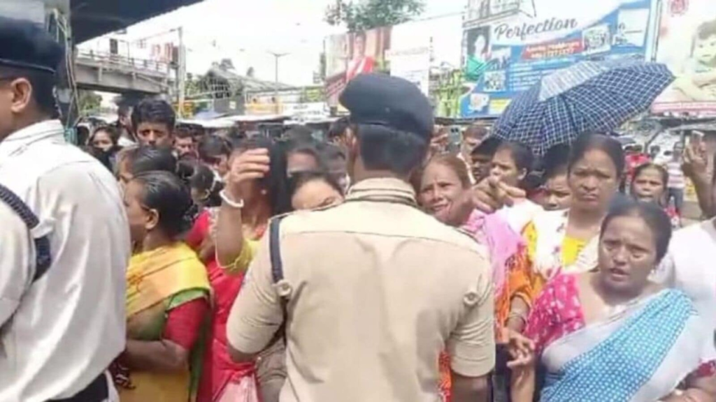 বিরাটি স্টেশনে হকার উচ্ছেদ নিয়ে তুমুল উত্তেজনা