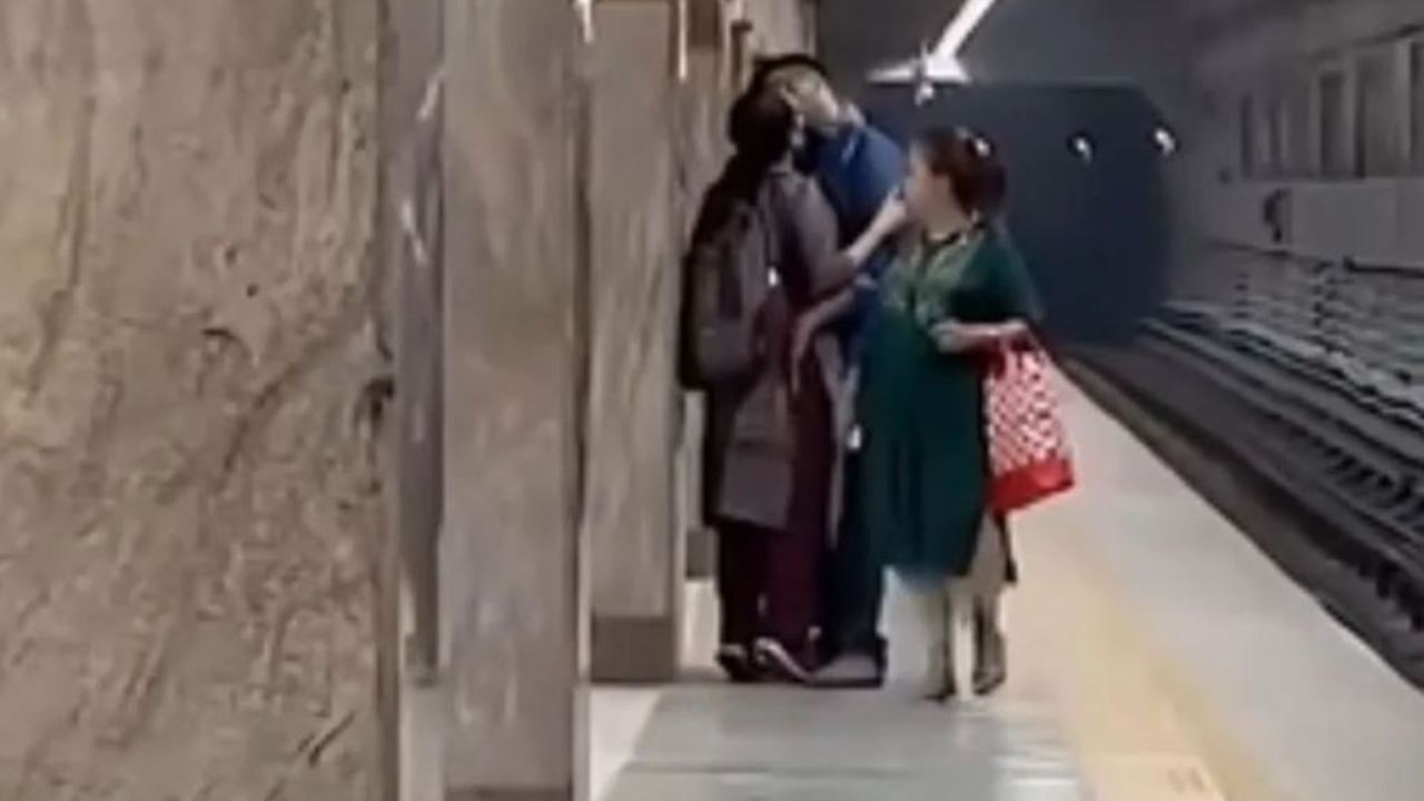 কালীঘাট মেট্রো চুমু-কাণ্ড